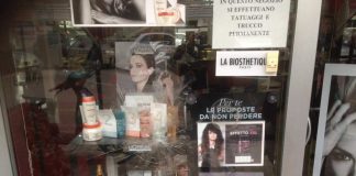 Aversa: raid vandalico contro parrucchiere in via Raffaello, sasso contro vetrina