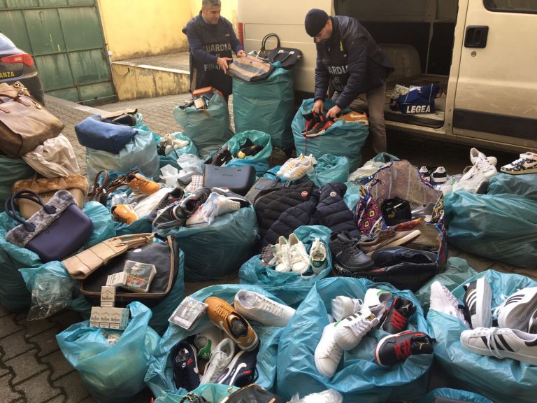 Santa Maria Capua Vetere: blitz anticontraffazione alla fiera settimanale