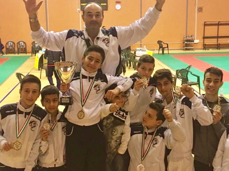 Il team Fiore fa incetta di medaglie al trofeo Karate 2000