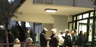 FOTO – Orta di Atella: rifiuti pagati a peso d’oro, cittadini infuriati in fila per ore al freddo per entrare in municipio. Il 20 dicembre discussione in consiglio