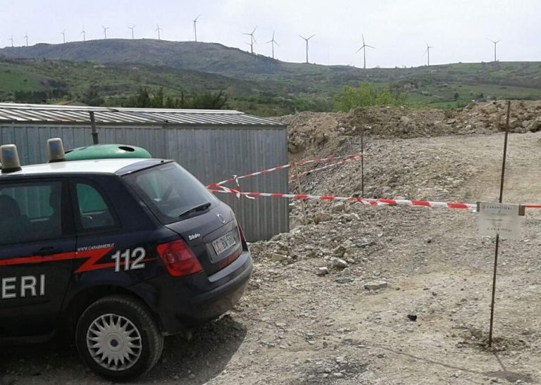 Rifiuti usati per livellare li terreno, tre denunciati in Irpinia