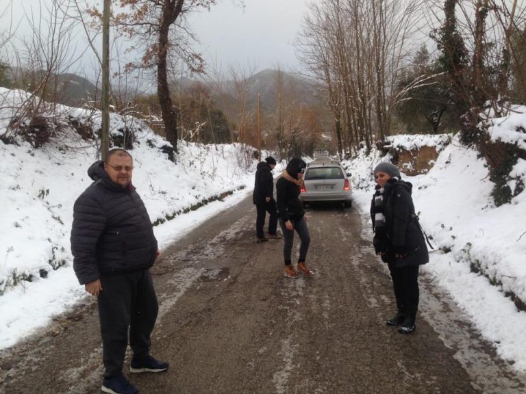 Alife, risveglio col ghiaccio: mezzi in azione per sgomberare strade