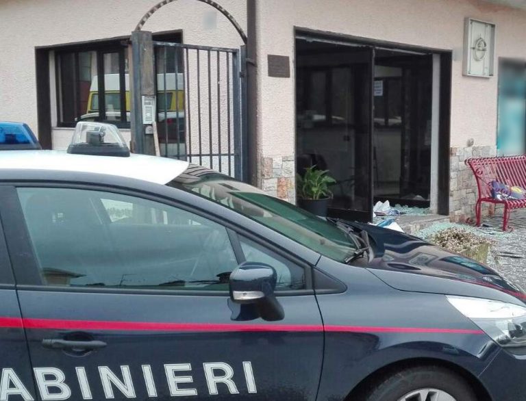 Cervinara: bomba artigianale contro agenzia assicurazioni, danni all’ingresso