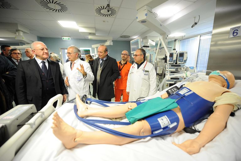 De Luca all’ospedale di Nola, taglio del nastro per nuova rianimazione: reparto di eccellenza