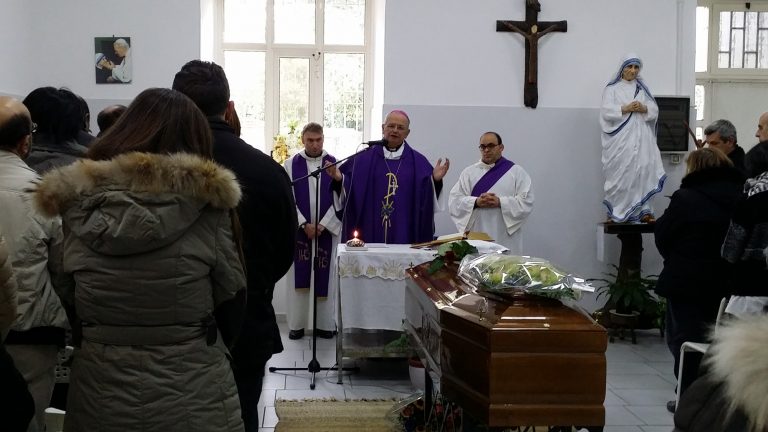 Aversa, indiano stroncato da un malore: il vescovo Spinillo celebra i funerali