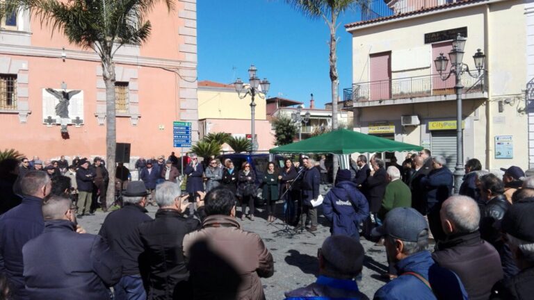 Sant’Arpino, Dell’Aversana in piazza: impegnati a risolvere guasti del passato