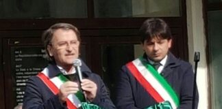 Parete, De Cristofaro al consiglio comunale in piazza: bisogna denunciare