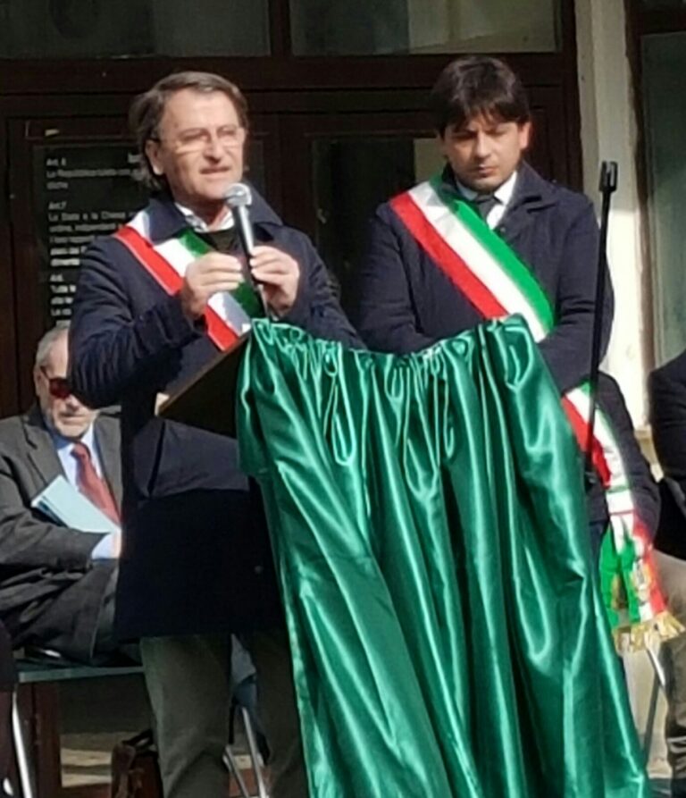 Parete,  De Cristofaro al consiglio comunale in piazza: bisogna denunciare