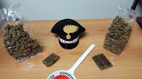 Hashish e marjuana nel portabagagli dell’auto, in due in cella