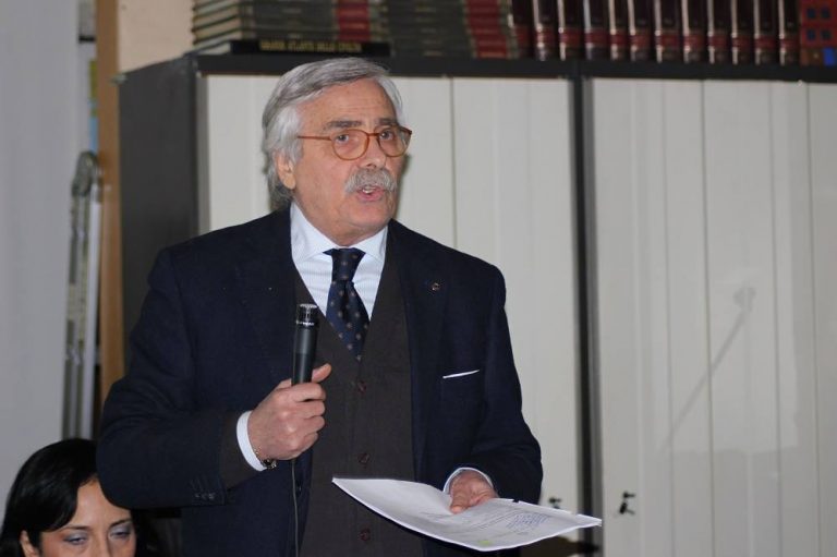 Aversa, Santulli illustra la sua verità su pista di atletica