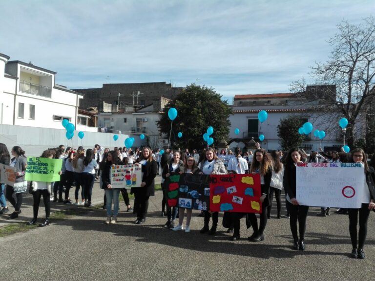 Al Liceo Iommelli di Aversa, un Nodo Blu contro il Bullismo