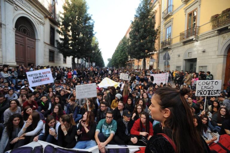 Caos provincia di Caserta, Moronese: non paghino gli studenti. Nuova interrogazione in Senato