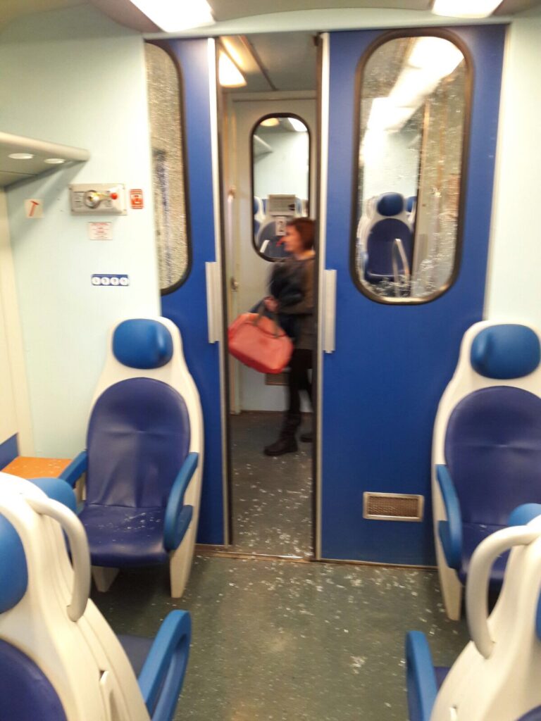 ‘Ho l’aids’, armato di siringa scatena il panico su treno Napoli-Sapri, in manette