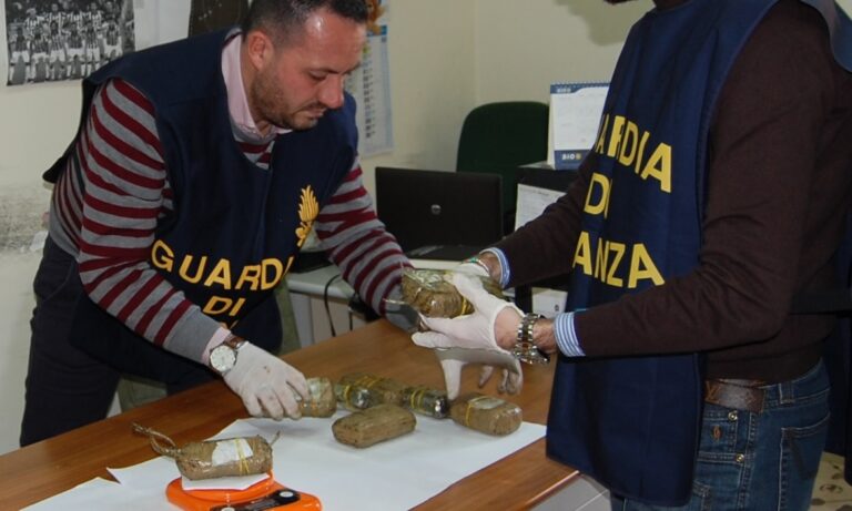 Marcianise: arrestato trafficante eroina, sequestrato 1 kg di stupefacente