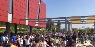 Acerra, 1500 alunni dei licei di Acerra sfilano in bici nel centro cittadino