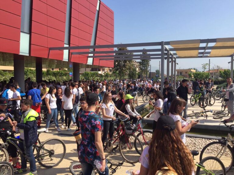 Acerra, 1500 alunni dei licei di Acerra sfilano in bici nel centro cittadino