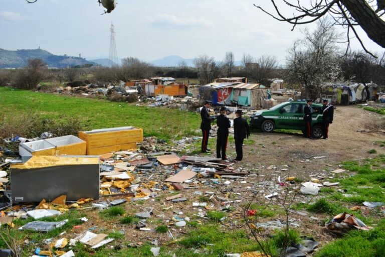 Terra dei fuochi, blitz dei Forestali a Caserta: sigilli a tre discariche illegali