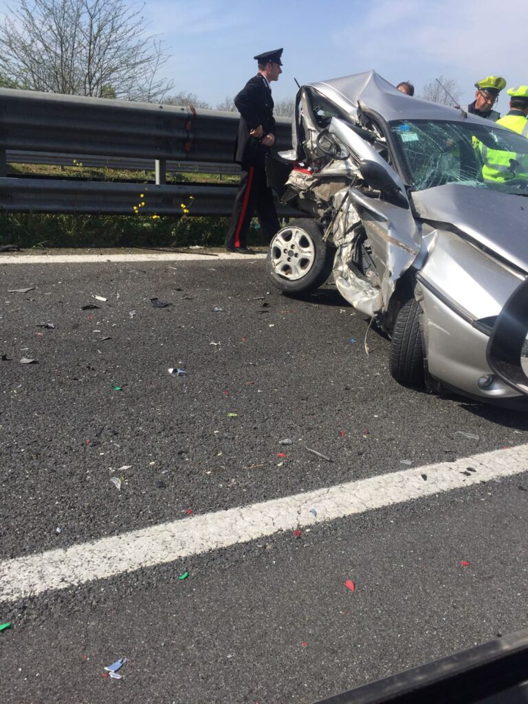 FOTO – Terribile incidente sulla  Nola – Villa Literno, traffico in tilt