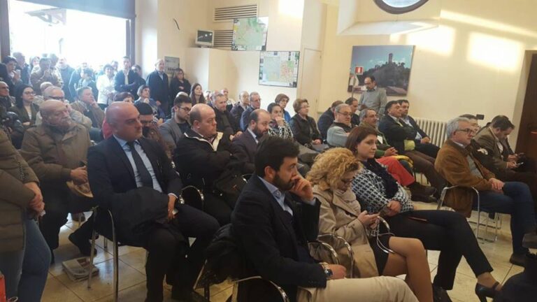 Ex macello gremito per la presentazione di Maddaloni nel cuore