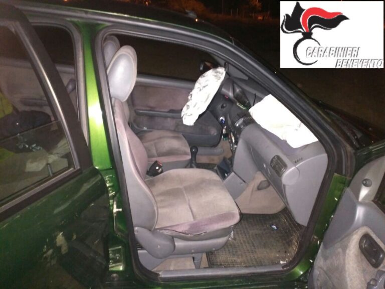In fuga a folle velocità dopo furto, finiscono fuori strada. Un arresto e una denuncia