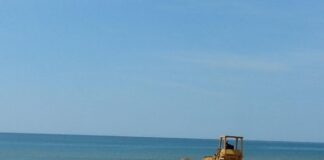 Spianamento spiagge, Mondragone Resiste attacca