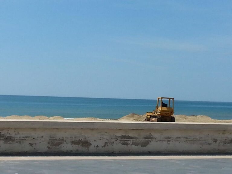 Spianamento spiagge, Mondragone Resiste attacca
