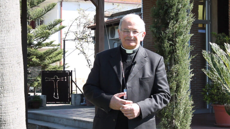Il vescovo di Aversa Spinillo: “Niente ‘inchini’ e politici alle processioni”