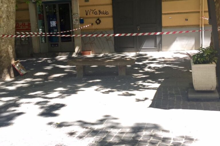 Napoli, si staccano calcinacci: paura in via Luca Giordano
