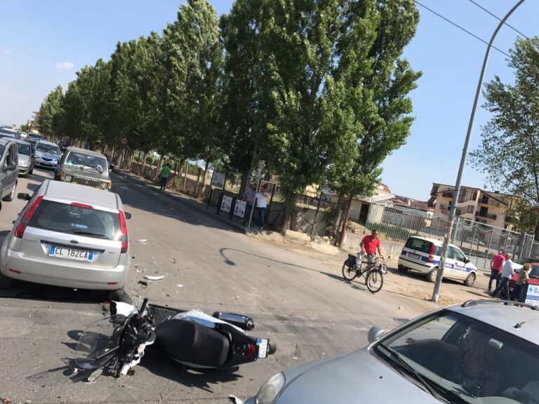 Teverola: auto contro scooter, morto uno dei ragazzi feriti
