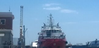 Napoli, attraccata nave con 1500 migranti: a bordo anche due cadaveri