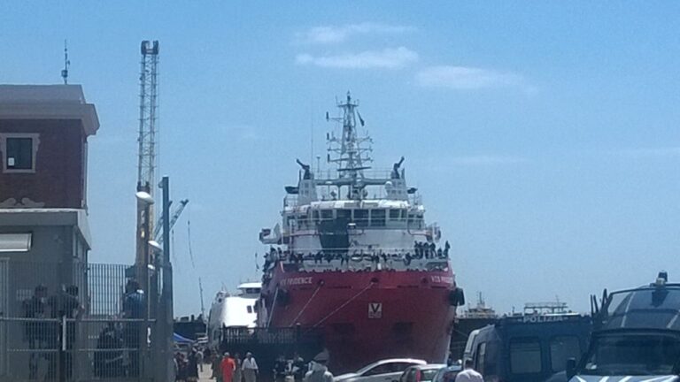 Napoli, attraccata nave con 1500 migranti: a bordo anche due cadaveri