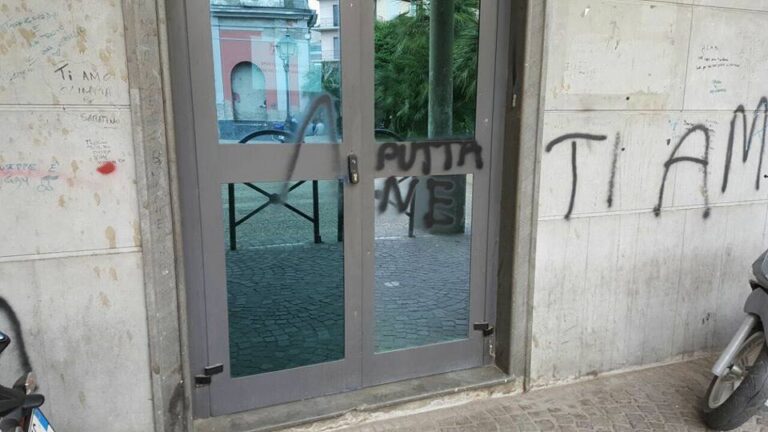 Frattamaggiore, scritta sessista sulla porta del centro antiviolenza femminile