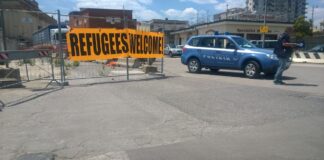 Immigrati a Napoli, movimenti consegnano vestiti e generi di prima necessità