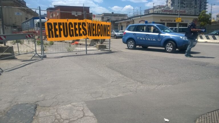 Immigrati a Napoli, movimenti consegnano vestiti e generi di prima necessità