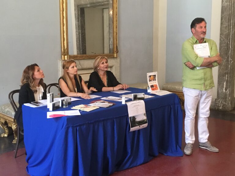 VIDEO – La ‘Merienda Real’ alla Reggia di Caserta, pic-nic con cento figuranti