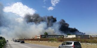 FOTO E VIDEO – Gricignano: scoppia vasto incendio in zona Asi