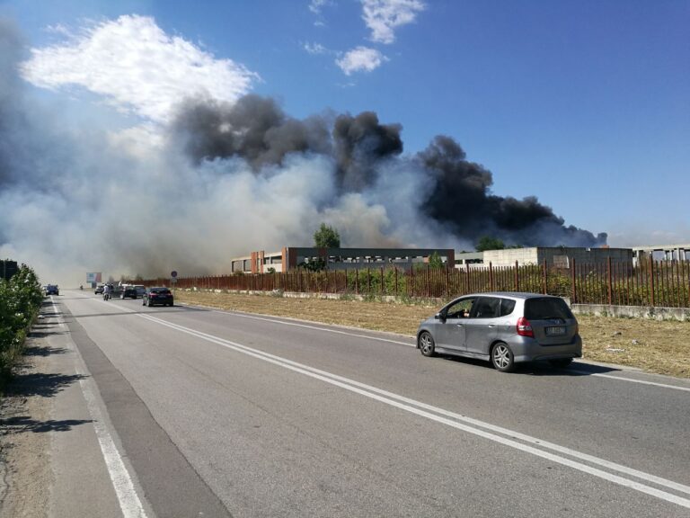 FOTO E VIDEO – Gricignano: scoppia vasto incendio in zona Asi