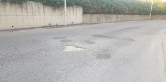 FOTO – Aversa, via San Lorenzo ridotta a colabrodo