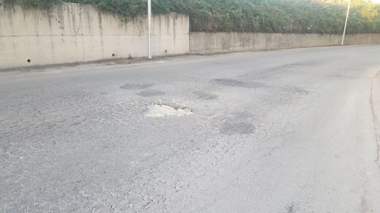FOTO – Aversa, via San Lorenzo ridotta a colabrodo