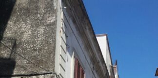 Aversa, Cadono calcinacci In via Magenta: sul posto i vigili del fuoco