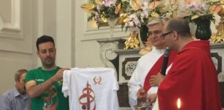 Festa del Giglio, don Carmine celebra messa con gli accollatori: “Sulle vostre spalle la storia di Recale”