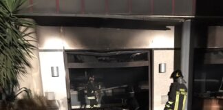 FOTO – Aversa: incendio devasta il Pepe Bianco, vigili del fuoco e carabinieri al lavoro