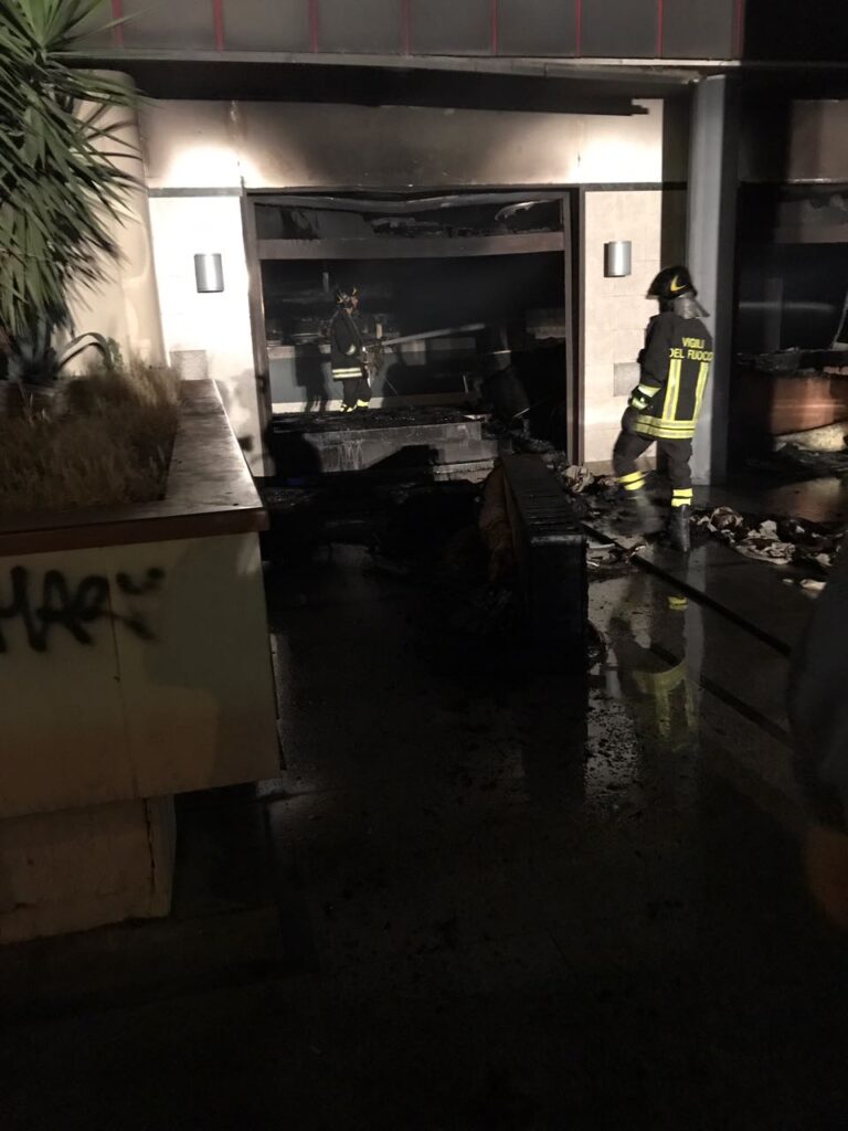 FOTO – Aversa: incendio devasta il Pepe Bianco, vigili del fuoco e carabinieri al lavoro