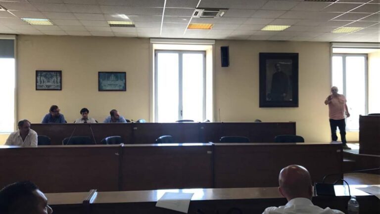 Aversa, maggioranza in fuga dal. Consiglio: l’opposizione vuole la testa di Bisceglia