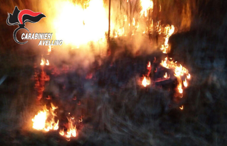 Atripalda, 30enne sorpreso ad appiccare incendio: in manette