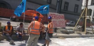 Video – Napoli, operai non pagati da 3 mesi: bloccato cantiere di via Marina