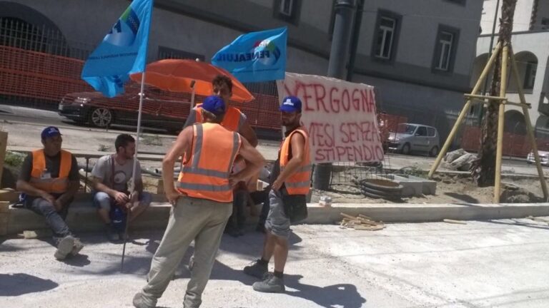 Video – Napoli, operai non pagati da 3 mesi: bloccato cantiere di via Marina