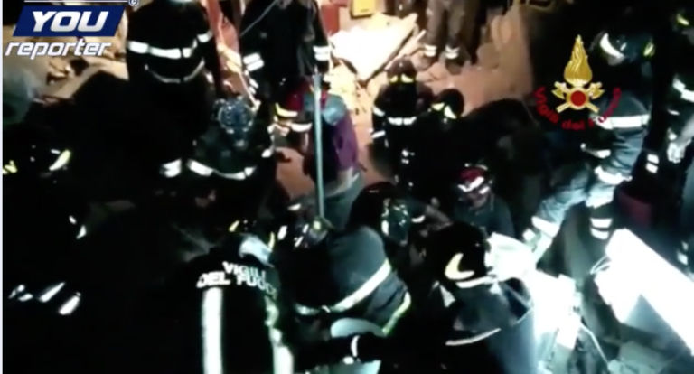 Terremoto Ischia, estratto dalla macerie Mattias, si lavora per recuperare fratello