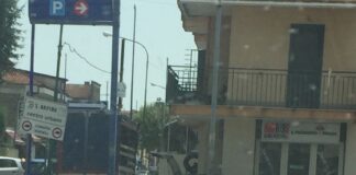 FOTO Sant’Arpino, gommista occupa abusivamente suolo pubblico e non paga tassa. È il cognato del sindaco finto dimissionario Giuseppe Dell’Aversana, evviva la legalità!