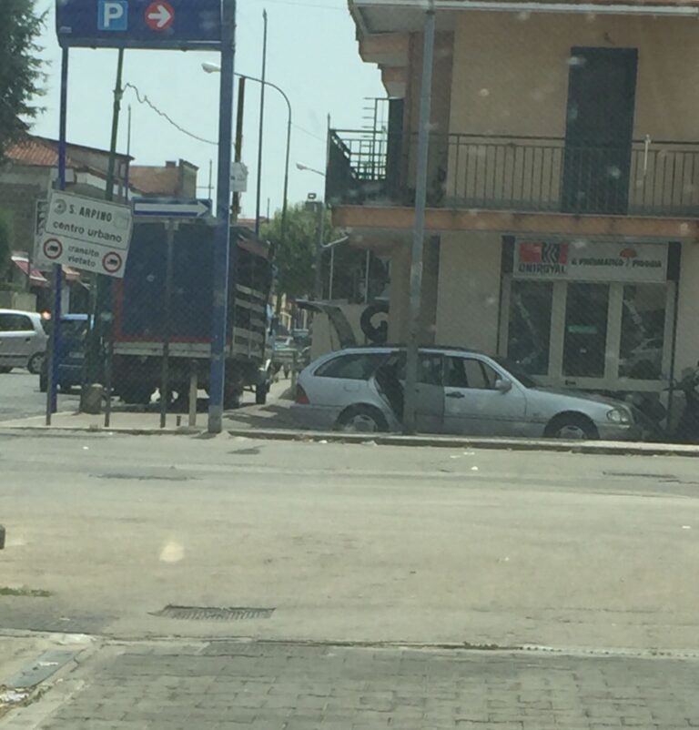 FOTO Sant’Arpino, gommista occupa abusivamente suolo pubblico e non paga tassa. È il cognato del sindaco finto dimissionario Giuseppe Dell’Aversana, evviva la legalità!